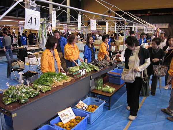 体育館の中で売りました。